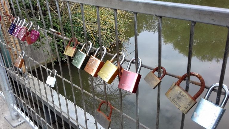 Liebesschlösser auf Brücken auf der ganzen Welt